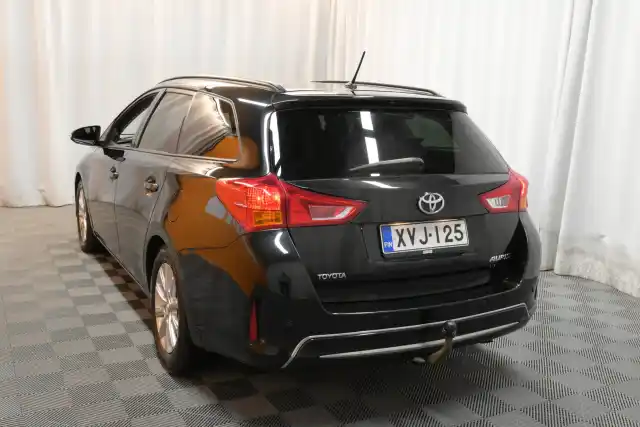 Musta Farmari, Toyota Auris – XVJ-125