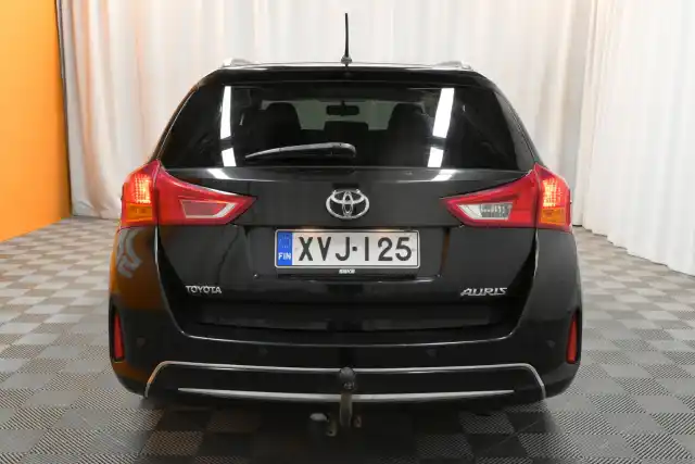 Musta Farmari, Toyota Auris – XVJ-125