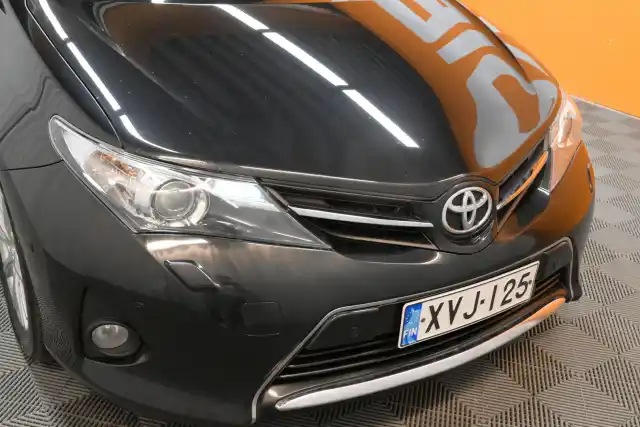 Musta Farmari, Toyota Auris – XVJ-125