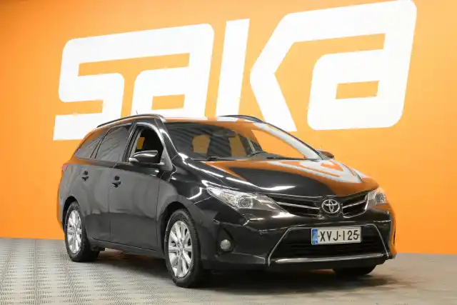 Musta Farmari, Toyota Auris – XVJ-125