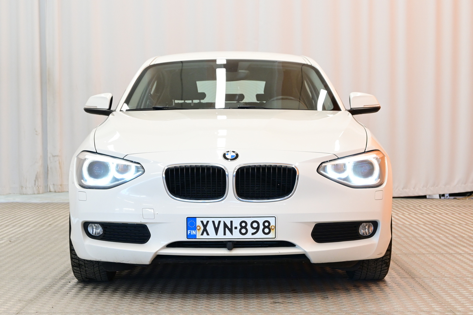 Valkoinen Viistoperä, BMW 116 – XVN-898