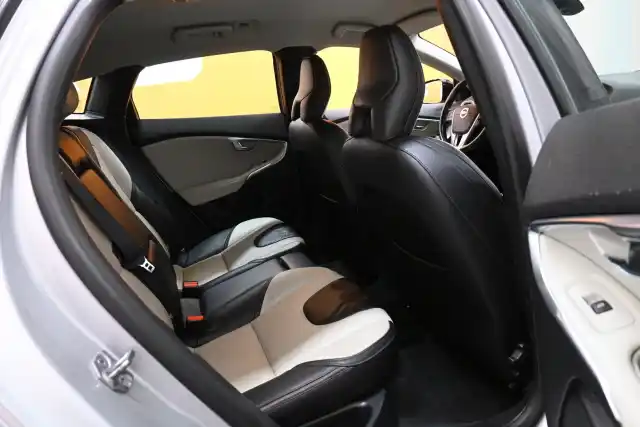 Harmaa Viistoperä, Volvo V40 Cross Country – XVR-275