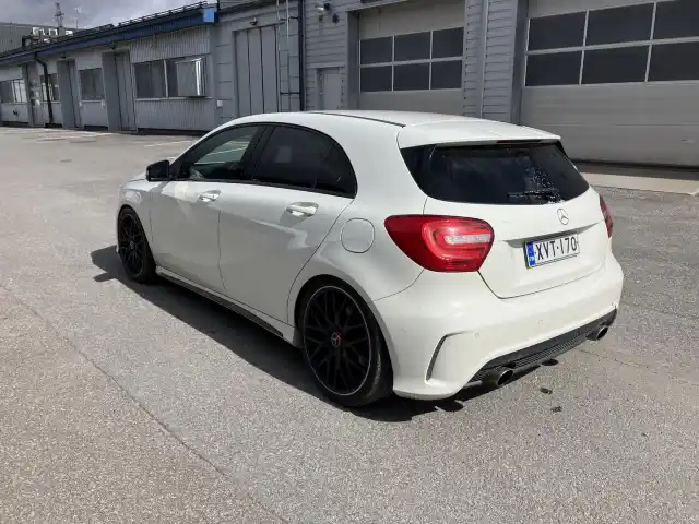 Valkoinen Viistoperä, Mercedes-Benz A – XVT-170