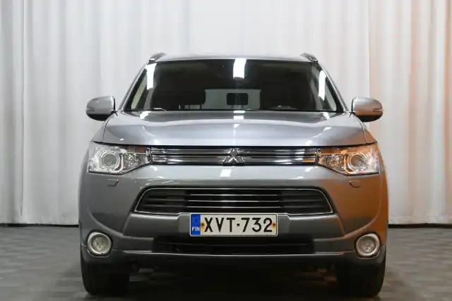 Vihreä Maastoauto, Mitsubishi Outlander – XVT-732