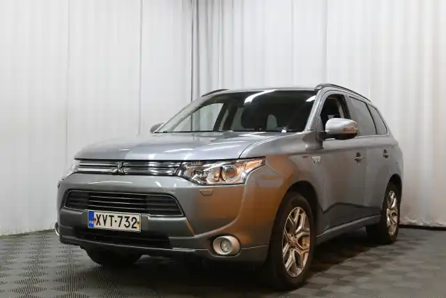 Vihreä Maastoauto, Mitsubishi Outlander – XVT-732