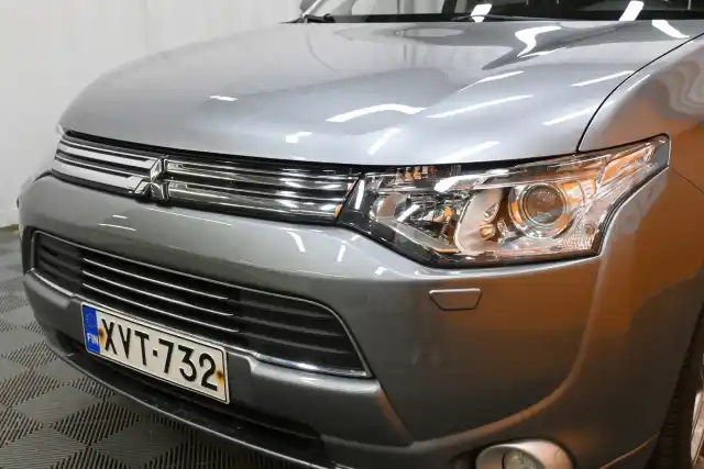 Vihreä Maastoauto, Mitsubishi Outlander – XVT-732