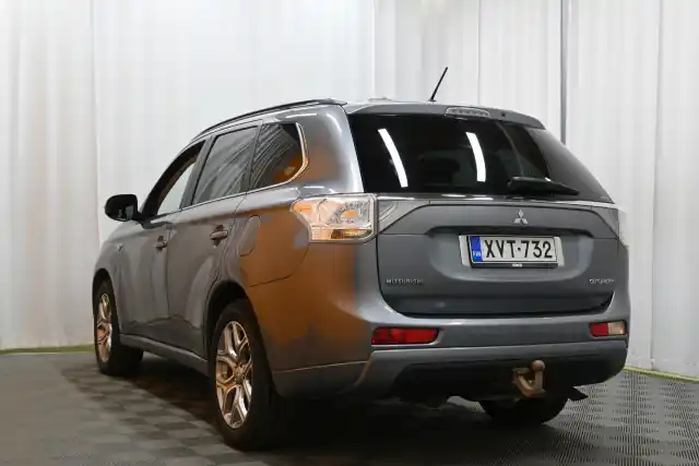 Vihreä Maastoauto, Mitsubishi Outlander – XVT-732