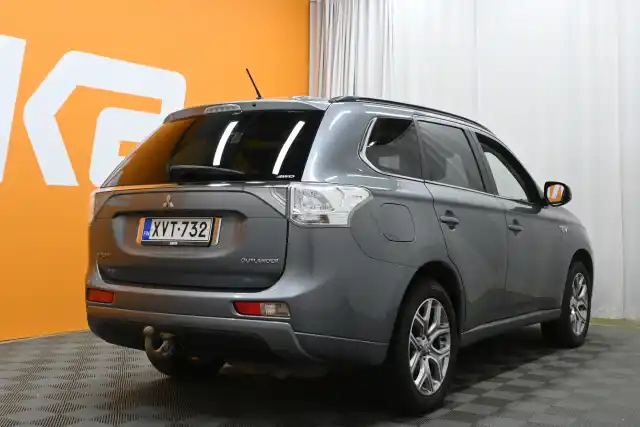 Vihreä Maastoauto, Mitsubishi Outlander – XVT-732