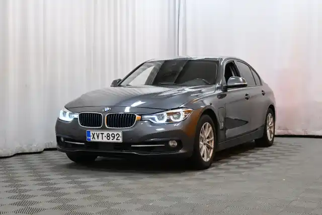 Harmaa Sedan, BMW 330 – XVT-892