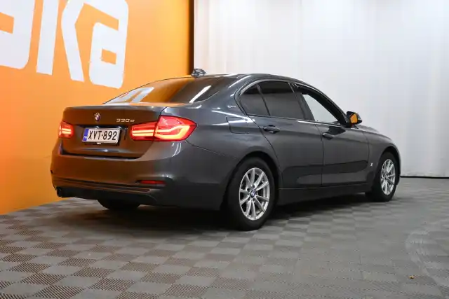 Harmaa Sedan, BMW 330 – XVT-892