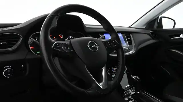 Valkoinen Maastoauto, Opel Grandland X – XVU-233