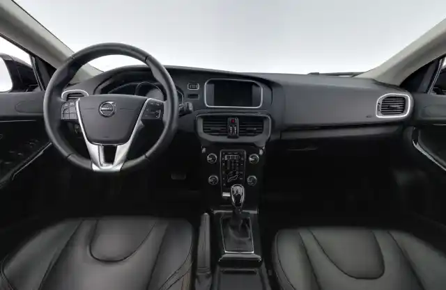 Musta Viistoperä, Volvo V40 Cross Country – XVV-636