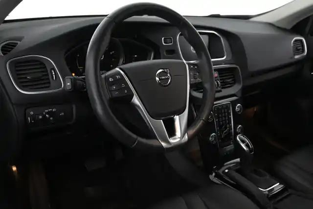 Musta Viistoperä, Volvo V40 Cross Country – XVV-636