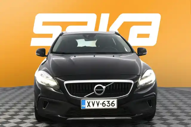 Musta Viistoperä, Volvo V40 Cross Country – XVV-636