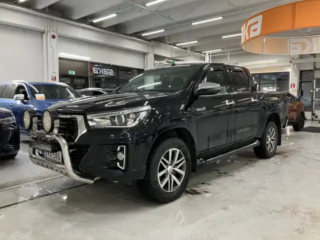 Musta Avolava, Toyota Hilux – XVX-586