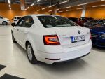 Valkoinen Viistoperä, Skoda Octavia – XXA-165, kuva 2