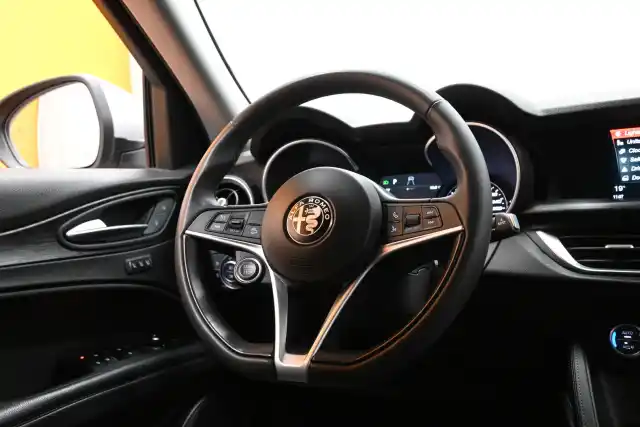 Harmaa Farmari, Alfa Romeo Stelvio – XXA-975