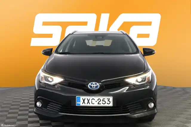 Musta Farmari, Toyota Auris – XXC-253