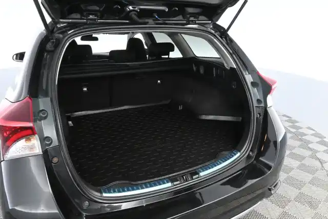 Musta Farmari, Toyota Auris – XXC-253