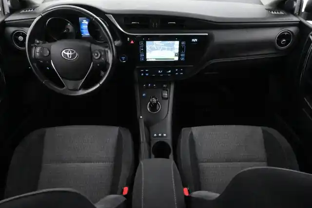Musta Farmari, Toyota Auris – XXC-253