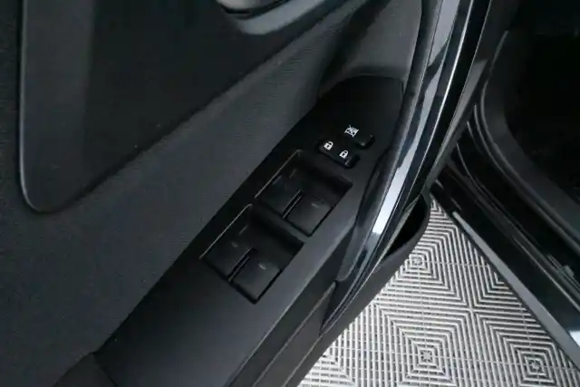 Musta Farmari, Toyota Auris – XXC-253