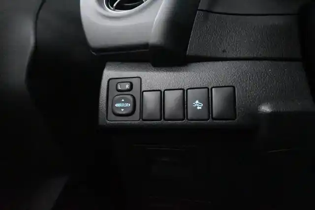 Musta Farmari, Toyota Auris – XXC-253