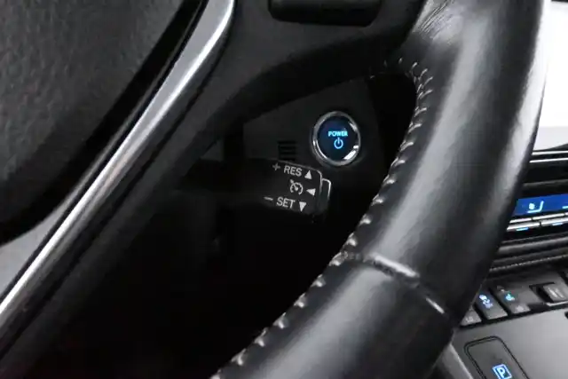 Musta Farmari, Toyota Auris – XXC-253