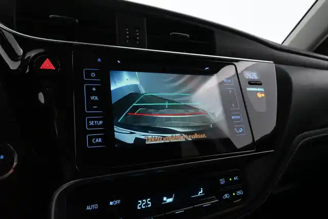 Musta Farmari, Toyota Auris – XXC-253