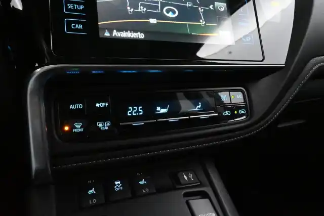 Musta Farmari, Toyota Auris – XXC-253