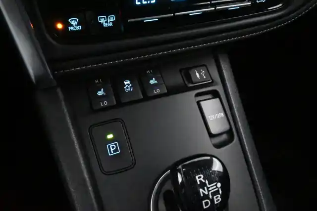 Musta Farmari, Toyota Auris – XXC-253