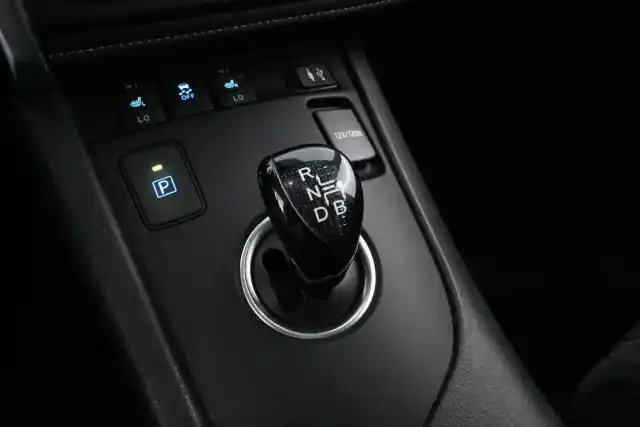 Musta Farmari, Toyota Auris – XXC-253