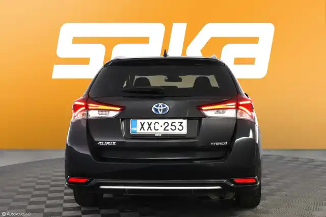 Musta Farmari, Toyota Auris – XXC-253