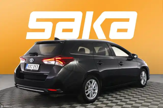 Musta Farmari, Toyota Auris – XXC-253