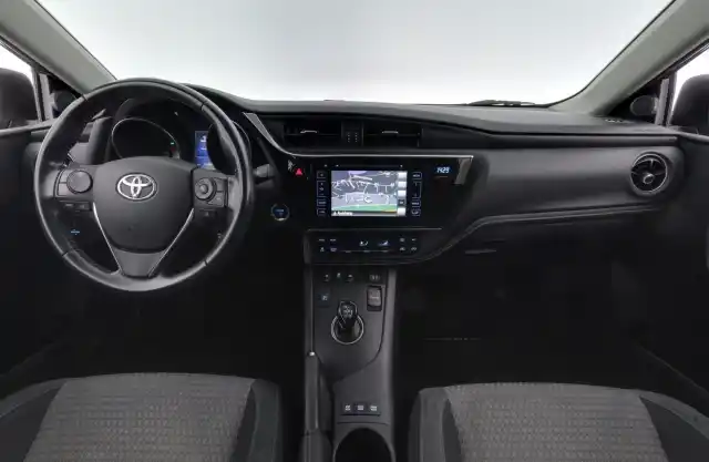 Musta Farmari, Toyota Auris – XXC-253