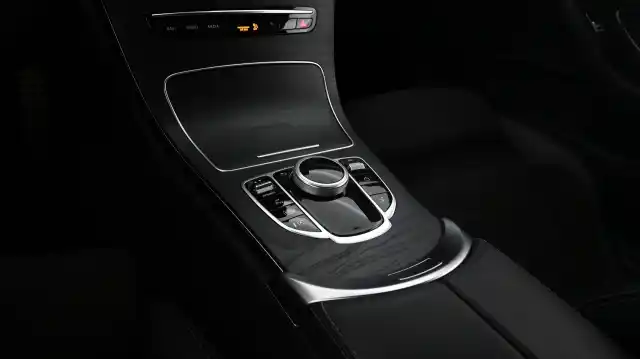 Valkoinen Coupe, Mercedes-Benz C – XXC-334