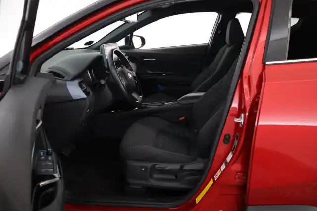 Punainen Maastoauto, Toyota C-HR – XXE-101