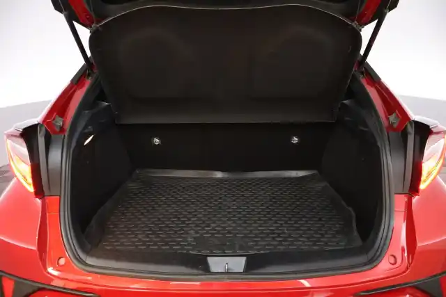 Punainen Maastoauto, Toyota C-HR – XXE-101