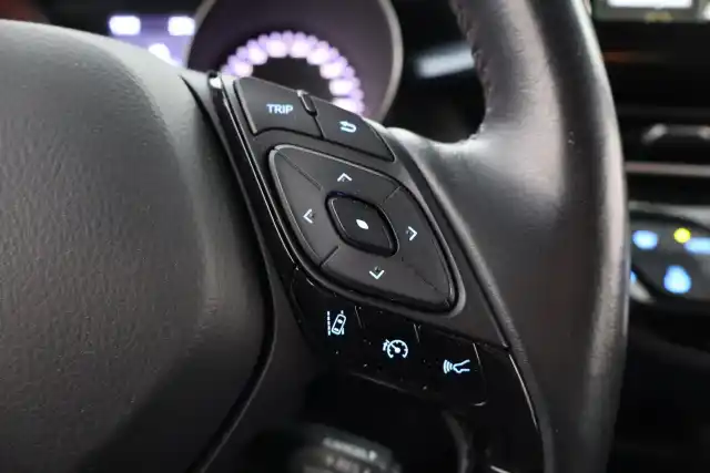 Punainen Maastoauto, Toyota C-HR – XXE-101