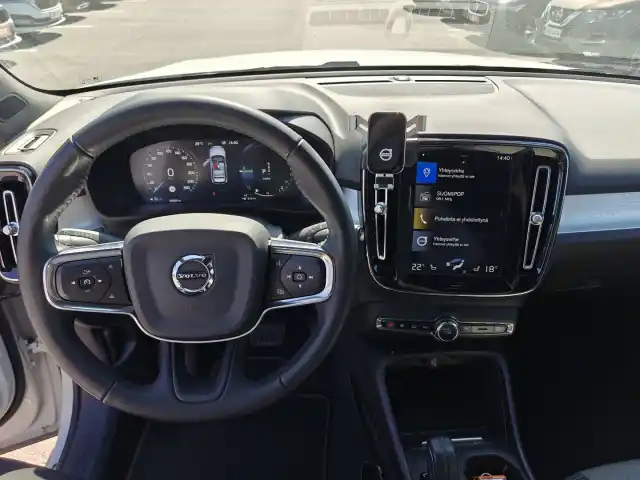 Valkoinen Maastoauto, Volvo XC40 – XXE-213