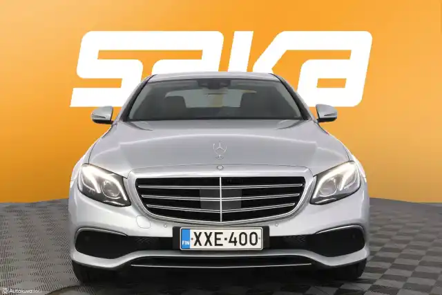Harmaa Sedan, Mercedes-Benz E – XXE-400