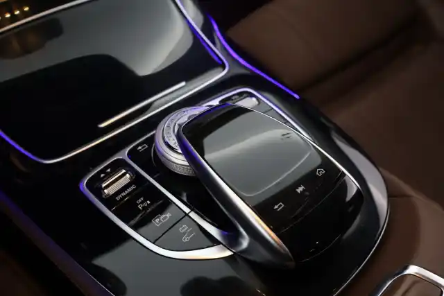 Harmaa Sedan, Mercedes-Benz E – XXE-400