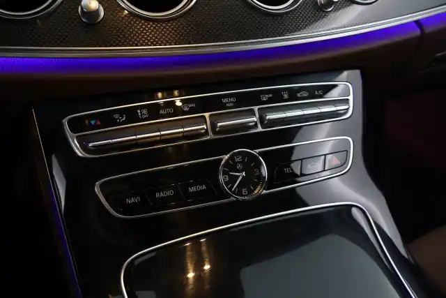 Harmaa Sedan, Mercedes-Benz E – XXE-400