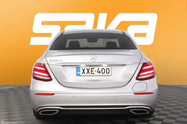 Harmaa Sedan, Mercedes-Benz E – XXE-400