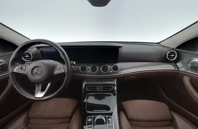 Harmaa Sedan, Mercedes-Benz E – XXE-400