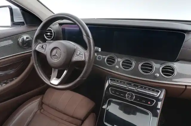 Harmaa Sedan, Mercedes-Benz E – XXE-400