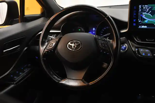 Musta Maastoauto, Toyota C-HR – XXE-450