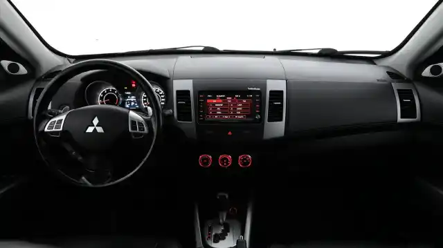 Harmaa Maastoauto, Mitsubishi Outlander – XXE-989