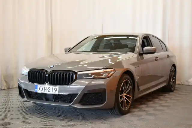 Harmaa Sedan, BMW 530 – XXH-219