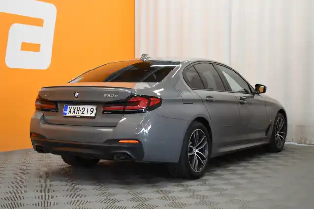 Harmaa Sedan, BMW 530 – XXH-219