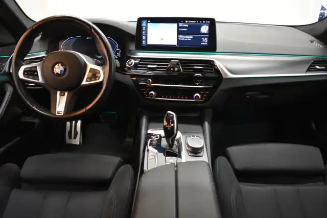 Harmaa Sedan, BMW 530 – XXH-219